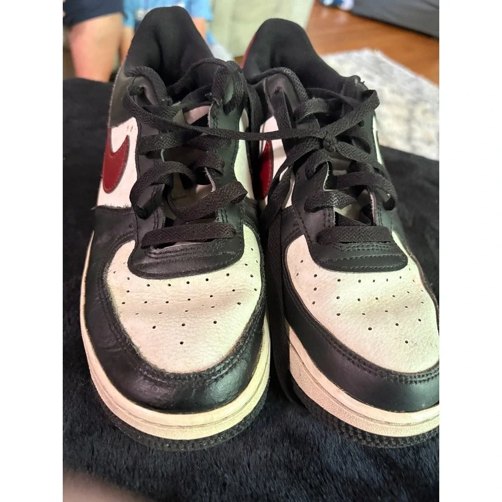 Nike Air Force 1 Low Kids 7Y Black White Burgundy Red FZ4351-001 Sneakers